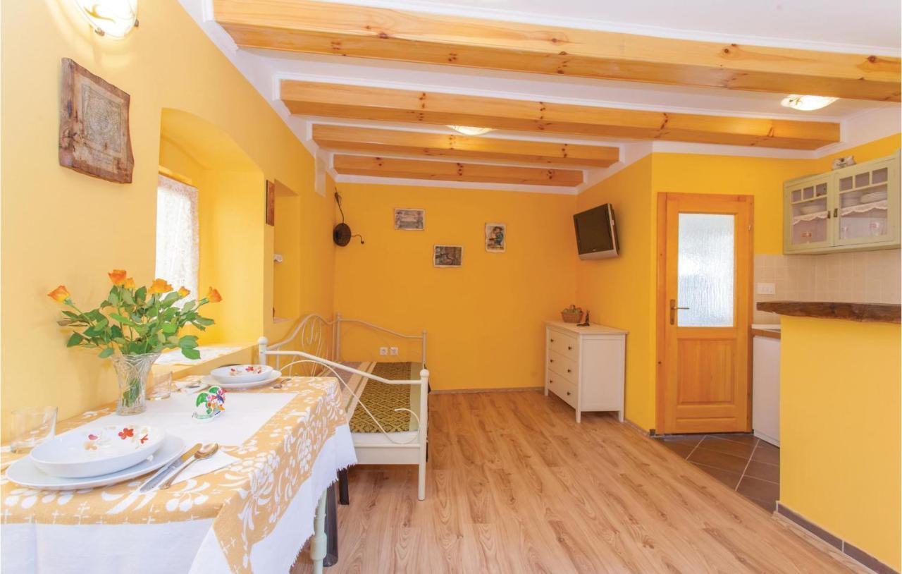 1 Bedroom Beautiful Apartment In Omišalj Extérieur photo